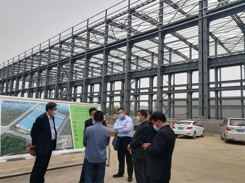 市政府領導視察廠房建設情況